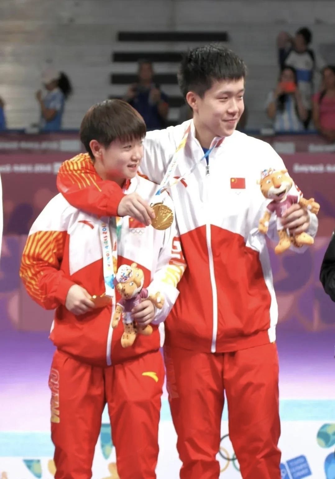 包含力拼胜利！球员奋勇争夺冠军宝座的词条