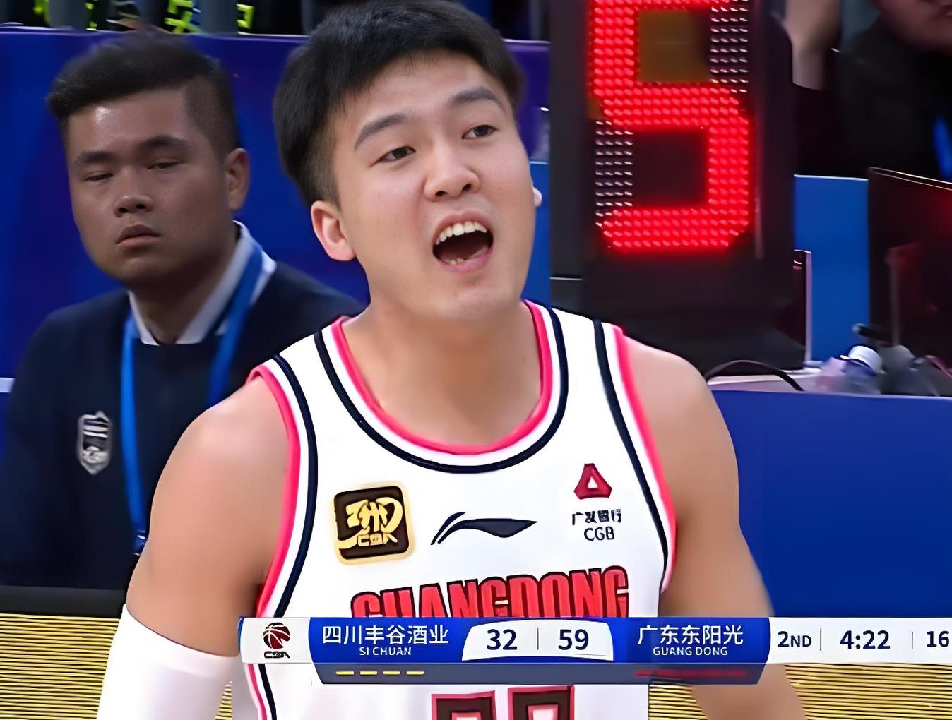 称赞球员:这位球员在上场比赛中表现出色的简单介绍 称赞球员:这位球员在上场比赛中表现出色的简单介绍