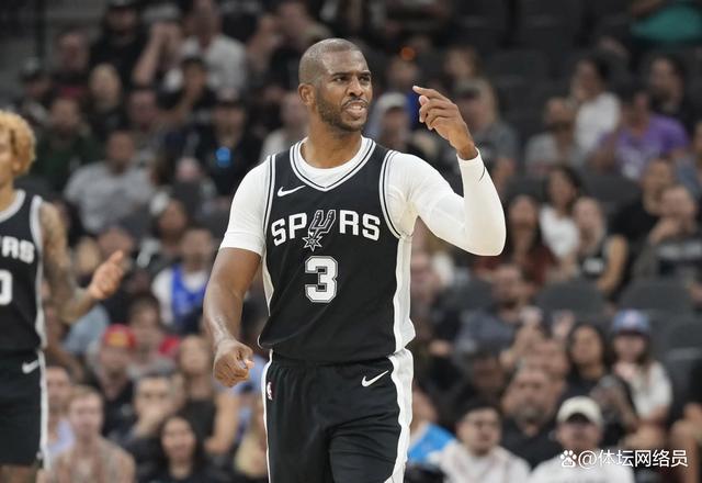 魔术师现身球场，为热火队助威士气