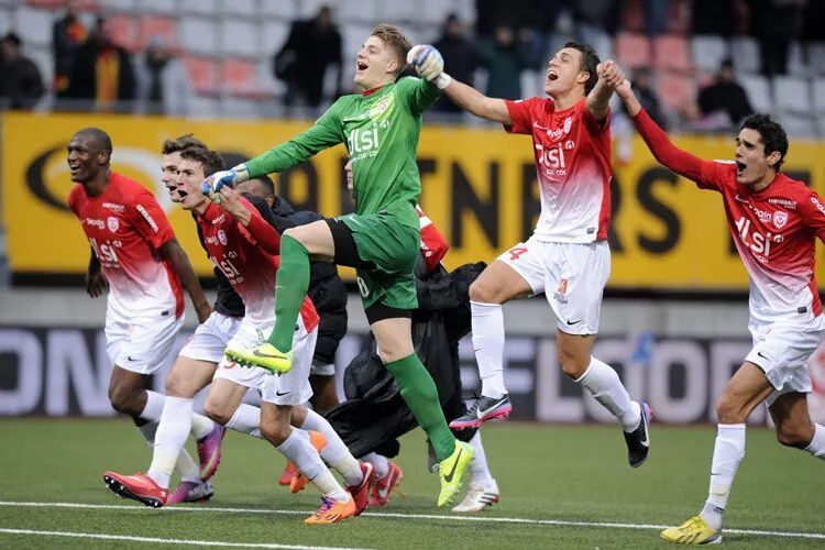 爱游戏官网-交锋激烈中，最终取得胜利的球队