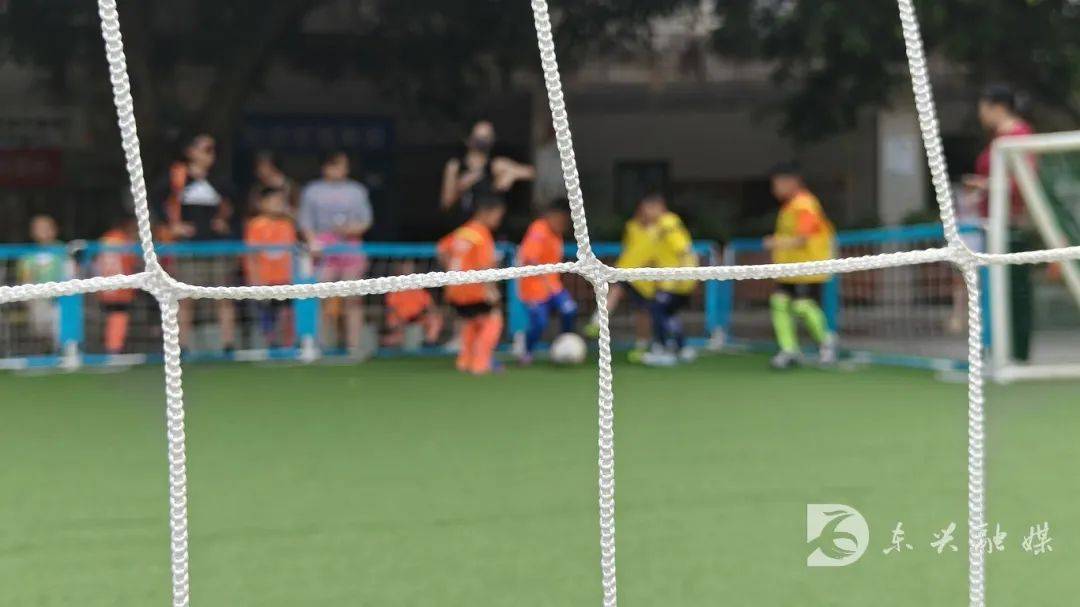 爱游戏-足球比赛中的高空球技令人惊叹