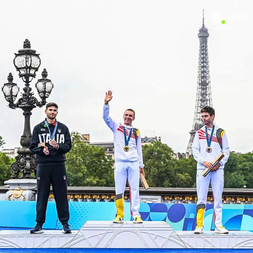 荷兰运动员在自行车比赛中登上领奖台