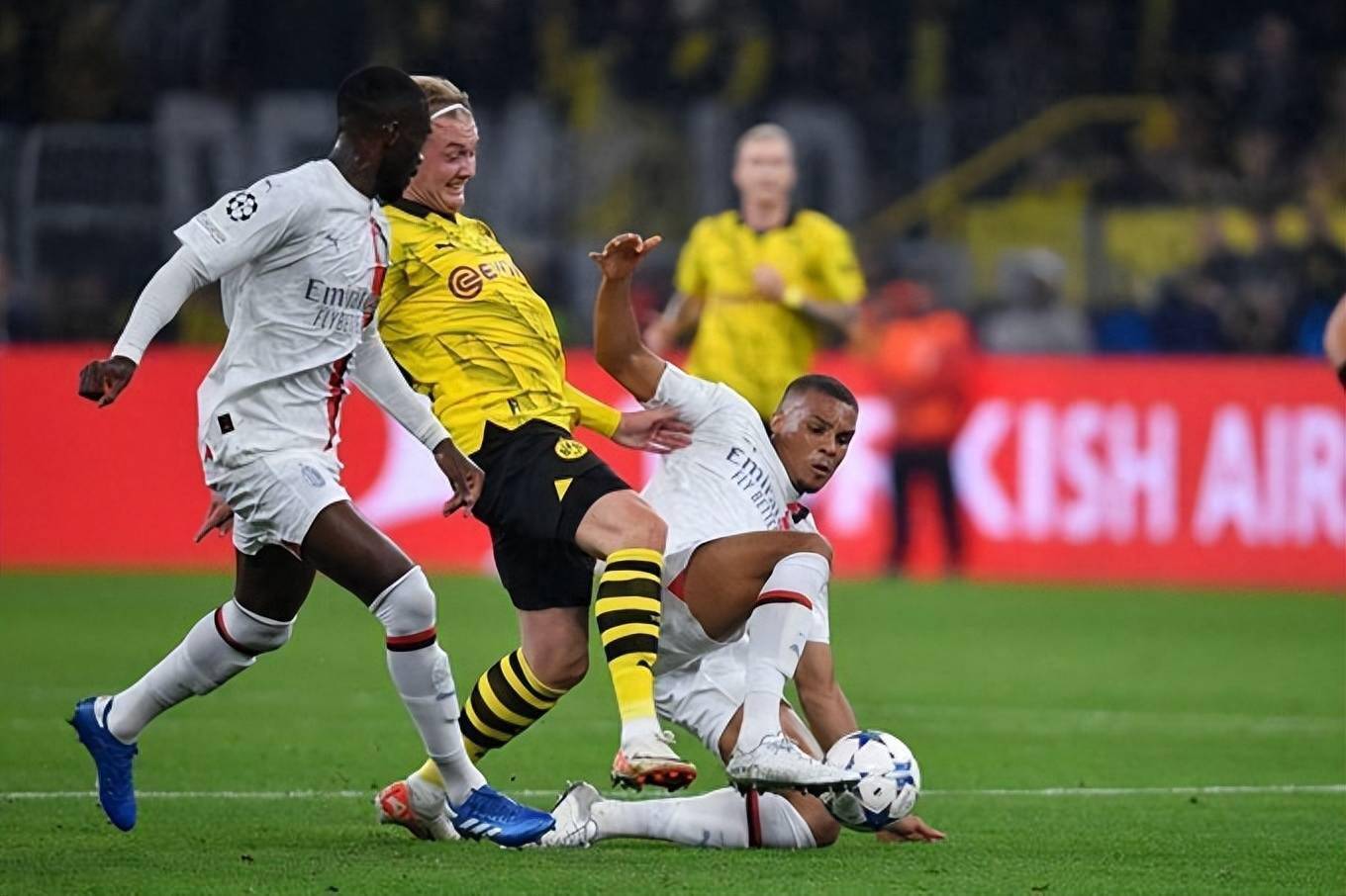 AC米兰对决热那亚，双方实力相当的简单介绍