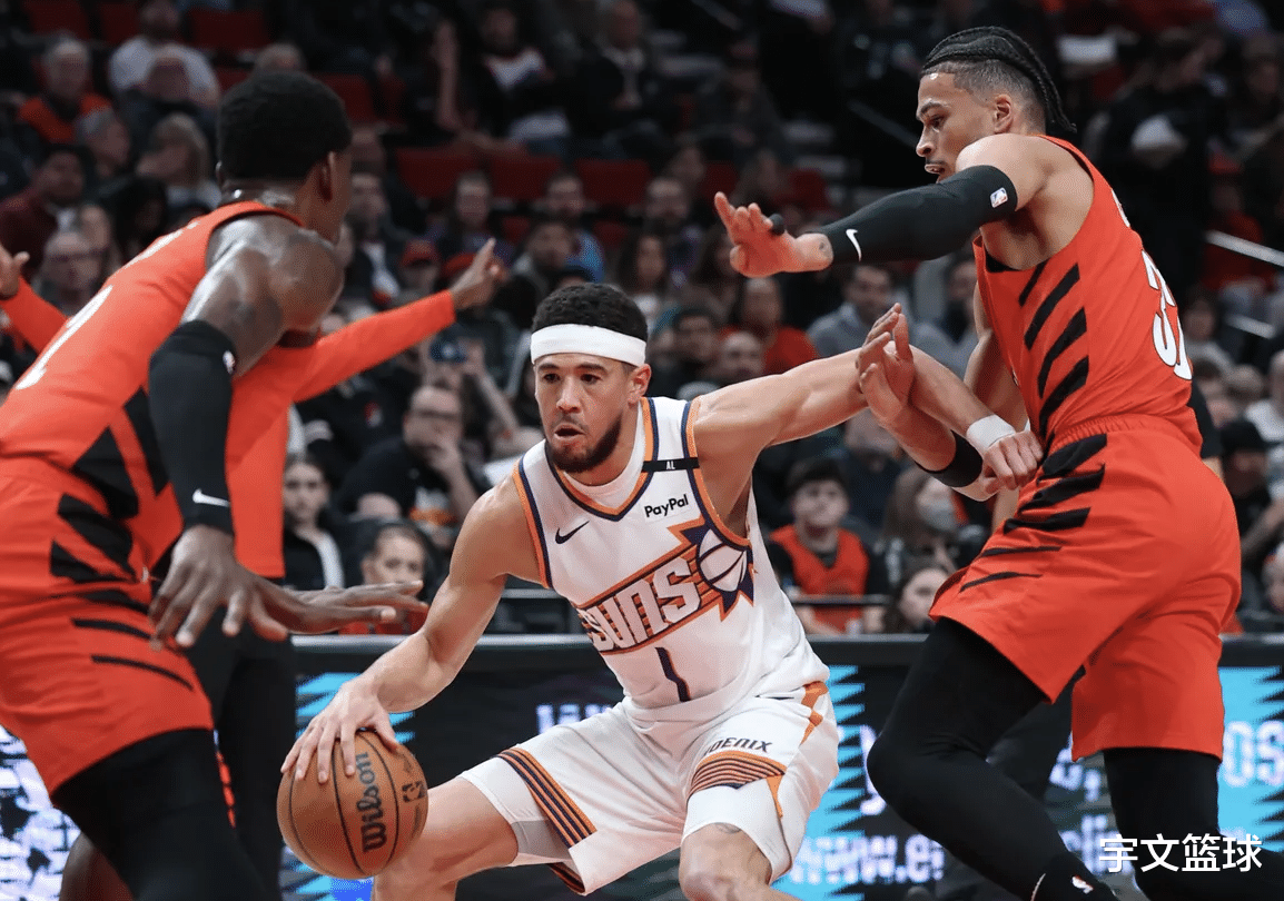 开拓者队外线射手在比赛中连续命中三分球