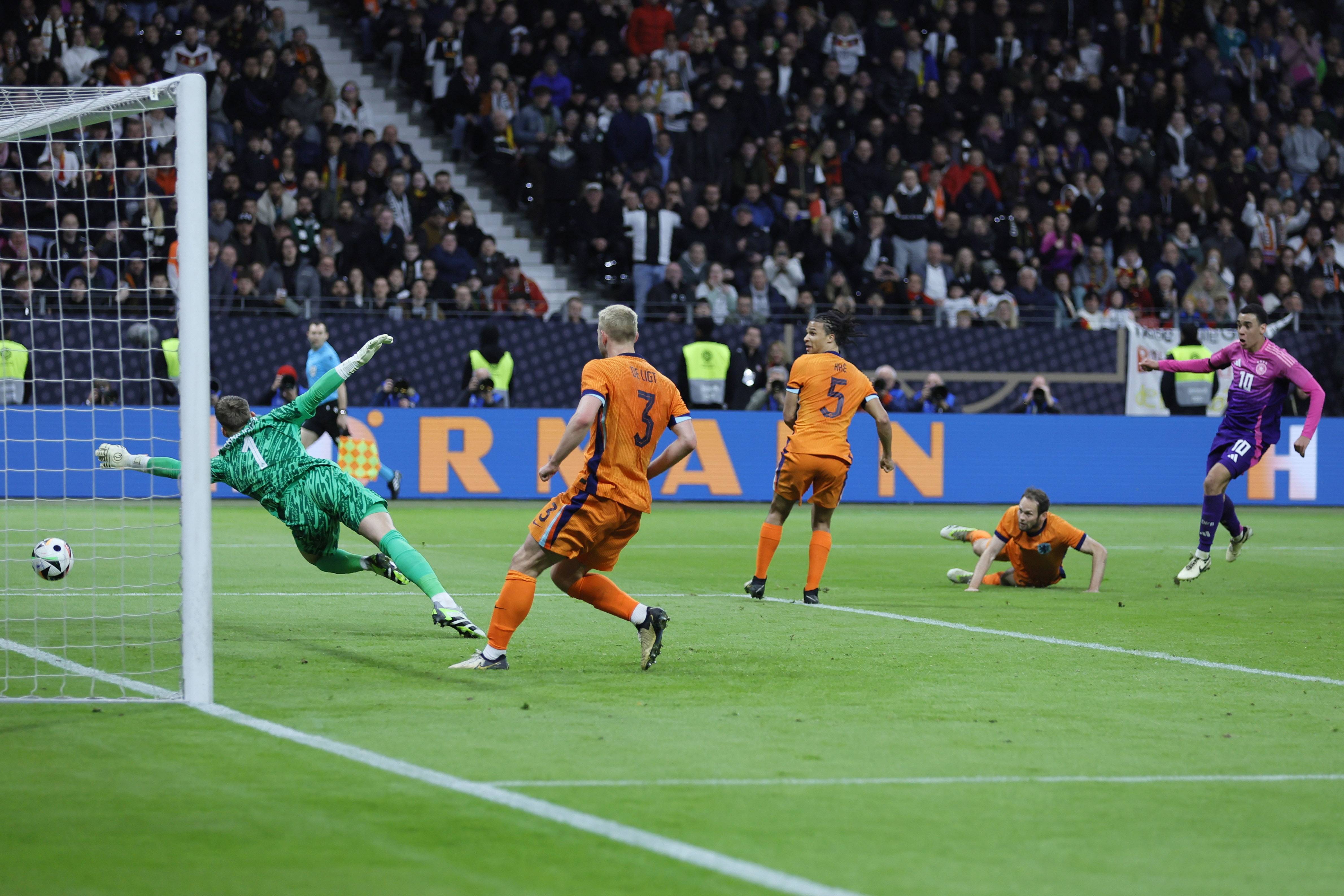 关于阿根廷队主场战胜荷兰队获得友谊赛胜利的信息