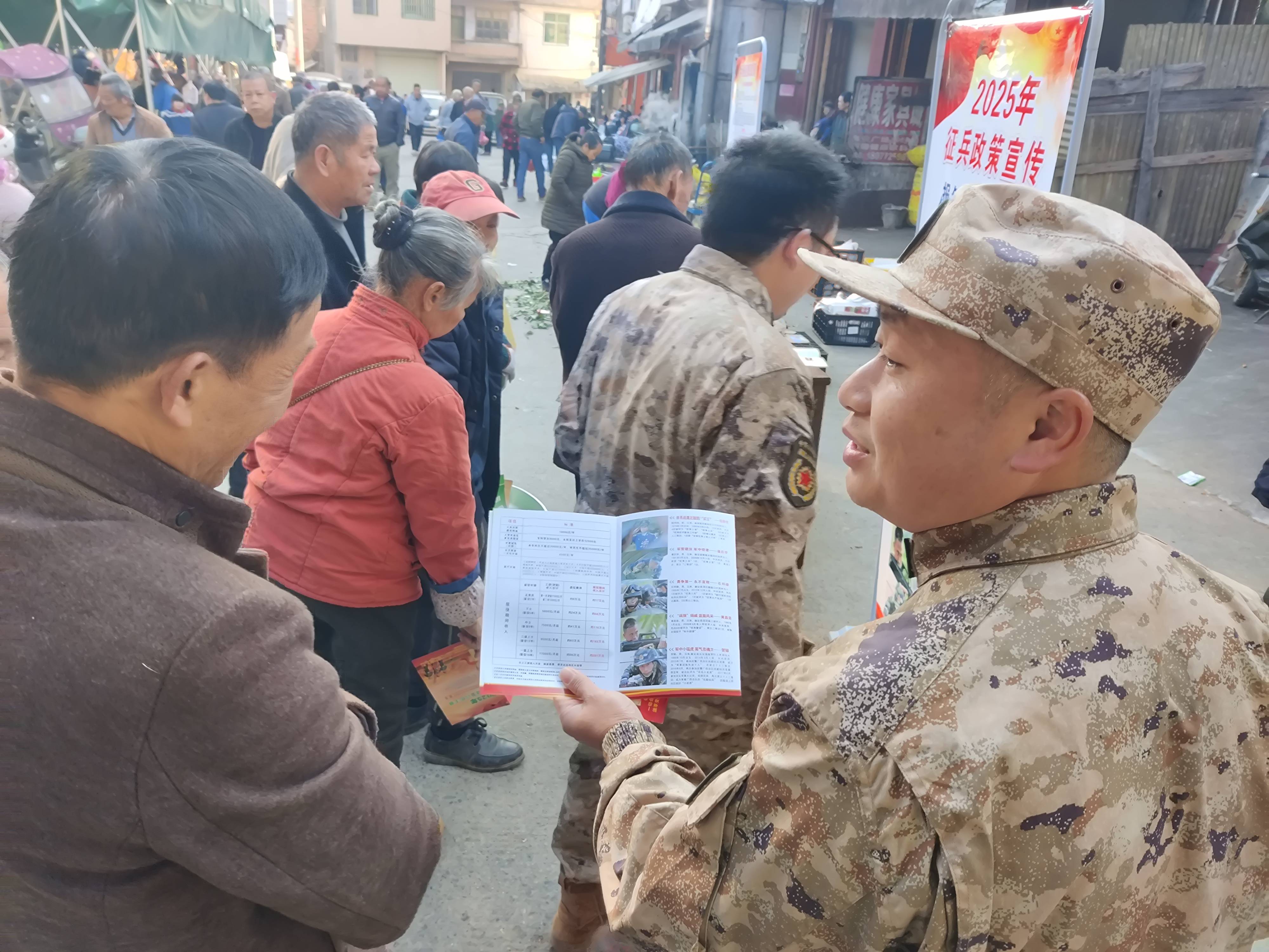 守门员高接低挡，助球队保卫城门