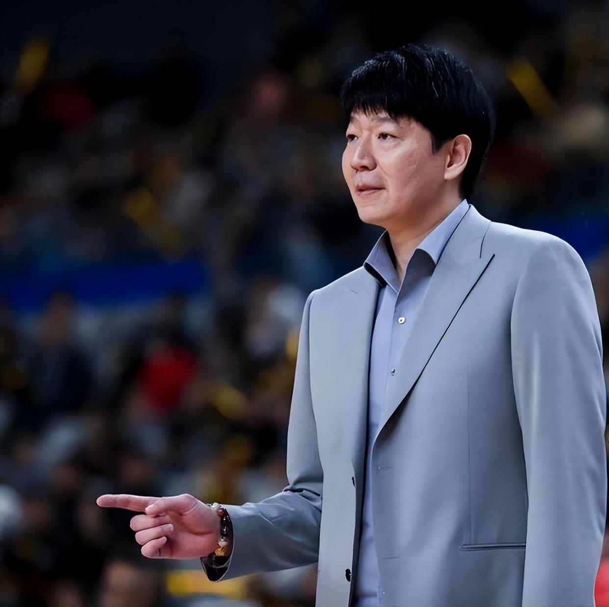 主教练调整战术，球队取得重要胜利的简单介绍