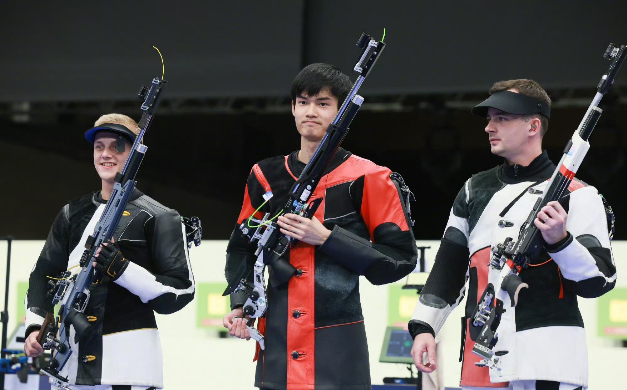 独木舟比赛临近决赛，选手为金牌做准备