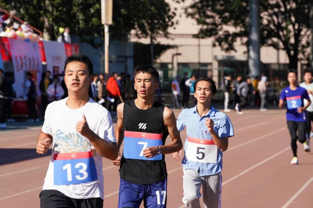 爱游戏中国官网-队长受伤入场，球队团结一心向前冲的简单介绍