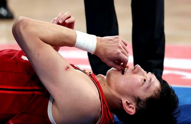 爱游戏app-包含关键时刻球员挥洒汗水，全力以赴的词条