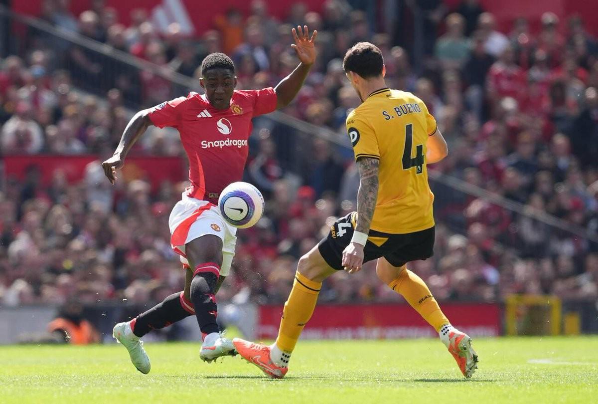 曼联主场大胜狼队,重返英超前四 曼联主场大胜狼队,重返英超前四