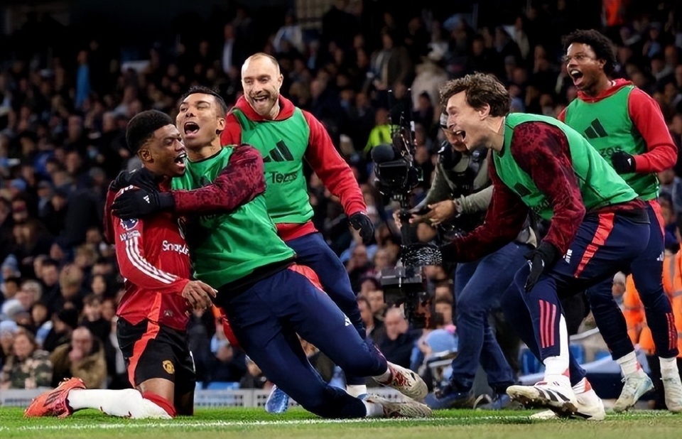 爱游戏官网网页版入口-曼联客场惨遭逆转，英超榜首位置再次易主