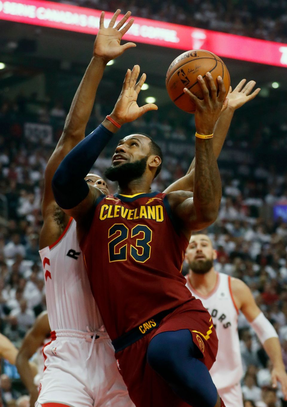 爱游戏中国官网-爵士逆转猛龙，破获季后赛首胜